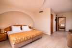 Кровать или кровати в номере Alexandros Palace