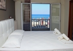 Кровать или кровати в номере El Greco Beach Hotel