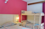Двухъярусная кровать или двухъярусные кровати в номере Dessole Malia Beach - All Inclusive