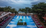 Вид на бассейн в Kim Hoa Resort или окрестностях