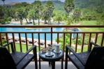 Вид на бассейн в Naithonburi Beach Resort или окрестностях