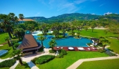 Вид на бассейн в Naithonburi Beach Resort или окрестностях