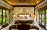 Кровать или кровати в номере Kamandalu Ubud