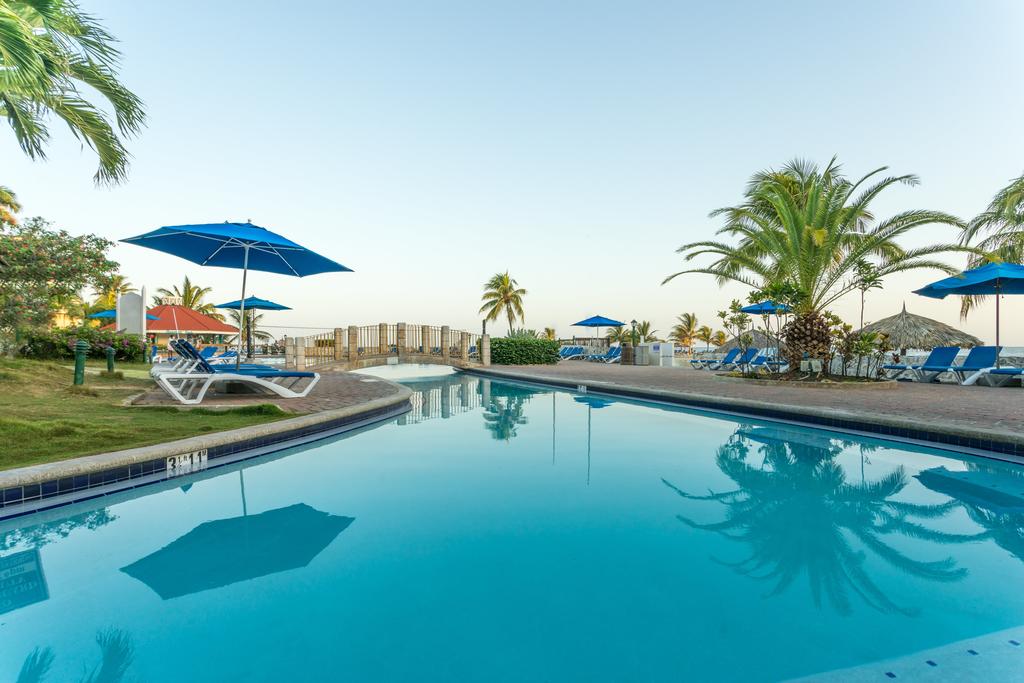 Отель Бассейн в Holiday Inn Resort Montego Bay All Inclusive или поблизости