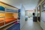 Двухъярусная кровать или двухъярусные кровати в номере Holiday Inn Resort Montego Bay All Inclusive