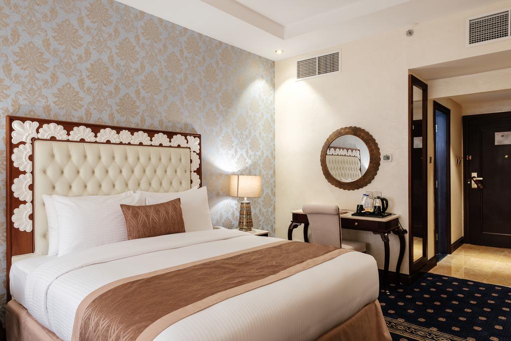 Отель Кровать или кровати в номере Tulip Inn Al Khan Hotel