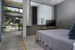 Кровать или кровати в номере Lagomandra Beach Hotel