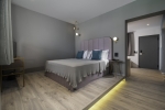 Кровать или кровати в номере Lagomandra Beach Hotel