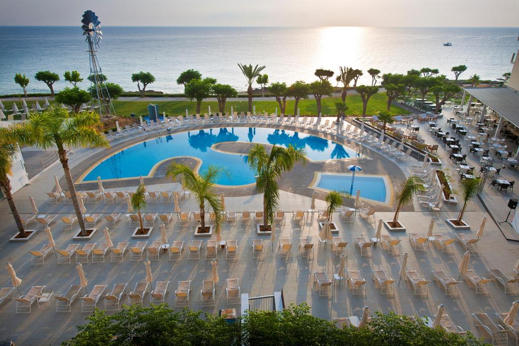 Отель Вид на бассейн в Pernera Beach Hotel или окрестностях