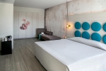 Кровать или кровати в номере Vangelis Hotel & Suites