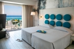 Кровать или кровати в номере Vangelis Hotel & Suites