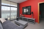 Телевизор и/или развлекательный центр в Aparthotel Four Elements Suites 