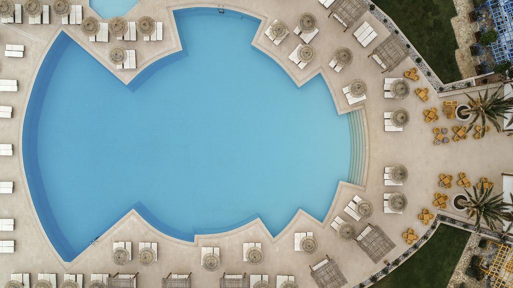 Вид на бассейн в Mitsis Rinela Beach Resort & Spa или окрестностях