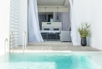 Бассейн в Knossos Beach Bungalows & Suites или поблизости
