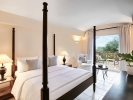Кровать или кровати в номере Grecotel-LUXME Daphnila Bay Dassia