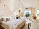 Кровать или кровати в номере Grecotel-LUXME Daphnila Bay Dassia