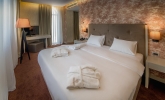 Кровать или кровати в номере The Grand Gloria Hotel