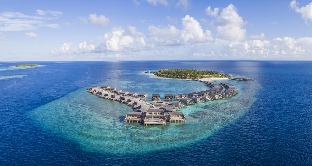 Отель The St. Regis Maldives Vommuli Resort с высоты птичьего полета