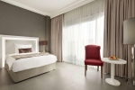 Кровать или кровати в номере Wyndham Dubai Marina