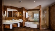 Ванная комната в Concorde Green Park Palace