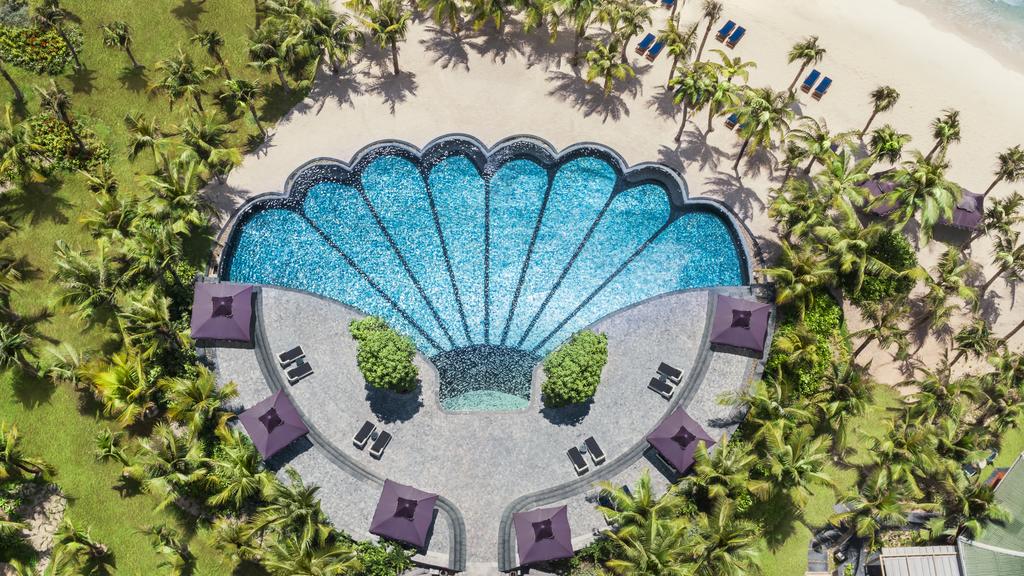 Вид на бассейн в JW Marriott Phu Quoc Emerald Bay Resort & Spa или окрестностях