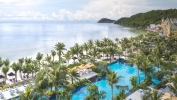 Вид на бассейн в JW Marriott Phu Quoc Emerald Bay Resort & Spa или окрестностях