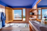 Ванная комната в Elounda Beach Hotel & Villas, a Member of the Leading Hotels of the World
