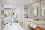 Ванная комната в Radisson Blu Beach Resort, Milatos Crete