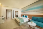 Кровать или кровати в номере Wyndham Garden Ajman Corniche