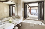 Ванная комната в The Ritz-Carlton Abu Dhabi, Grand Canal