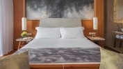 Кровать или кровати в номере Maya Sanur Resort & Spa