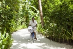 Катание на велосипеде по территории Outrigger Konotta Maldives Resort или окрестностям
