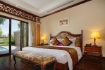 Кровать или кровати в номере Vinpearl Luxury Nha Trang