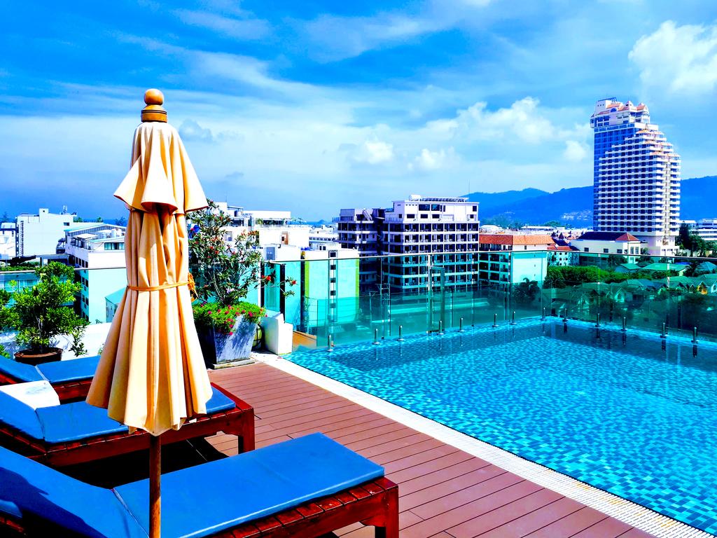Отель Бассейн в Mirage Express Patong Phuket Hotel или поблизости