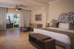 Кровать или кровати в номере Majestic Colonial Punta Cana - All Inclusive