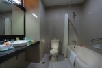 Ванная комната в Adi Dharma Hotel
