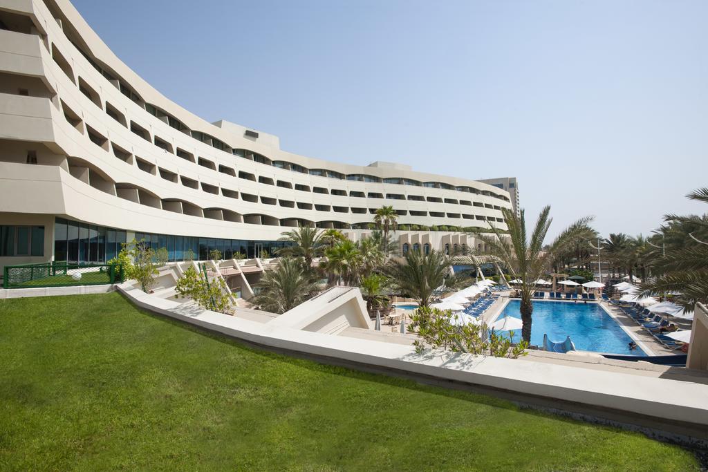 Отель Бассейн в Occidental Sharjah Grand или поблизости