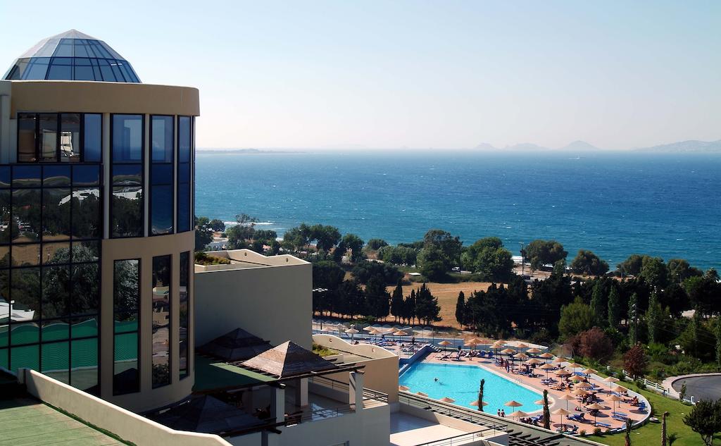 Вид на бассейн в Kipriotis Panorama Hotel & Suites или окрестностях