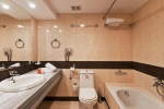 Ванная комната в Kipriotis Panorama Hotel & Suites