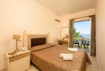 Кровать или кровати в номере Pontikonisi Hotel