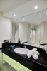 Ванная комната в Ramada Plaza Thraki