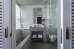 Ванная комната в Aeolos Beach Resort