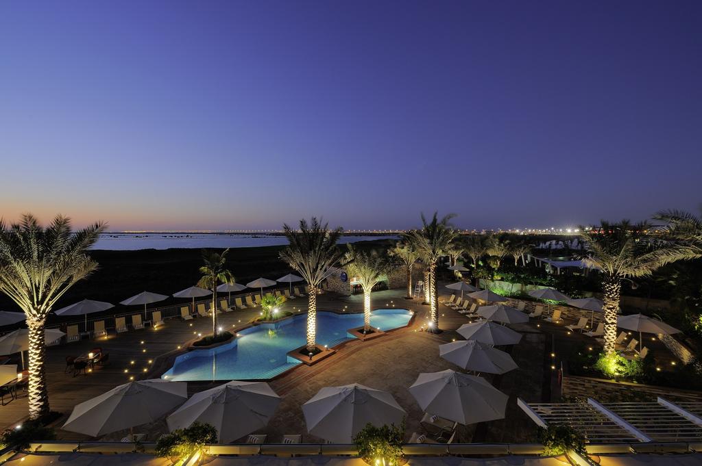 Отель Вид на бассейн в Park Inn by Radisson Abu Dhabi Yas Island или окрестностях