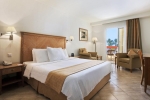 Кровать или кровати в номере Hilton Sharks Bay Resort
