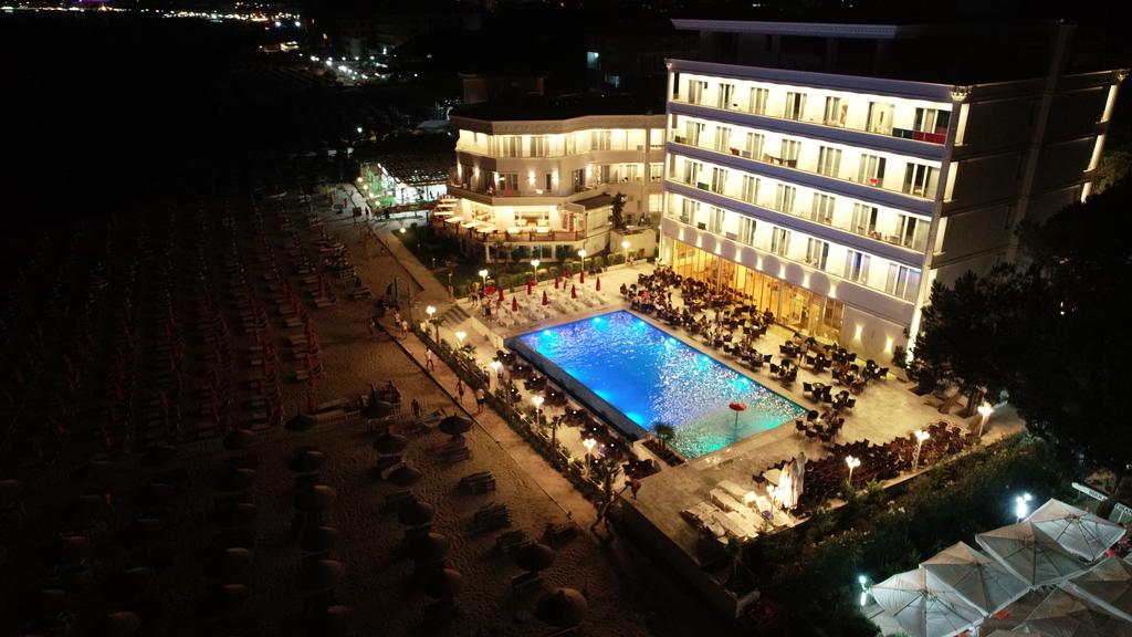 Вид на бассейн в Hotel Elesio или окрестностях