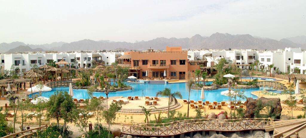 Вид на бассейн в Delta Sharm Resort & Spa или окрестностях