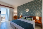 Кровать или кровати в номере Cavo Zoe Seaside Hotel 