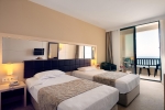 Кровать или кровати в номере Golden Lotus Hotel