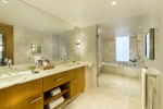Ванная комната в The Ritz-Carlton, Dubai International Financial Centre