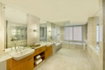 Ванная комната в The Ritz-Carlton, Dubai International Financial Centre